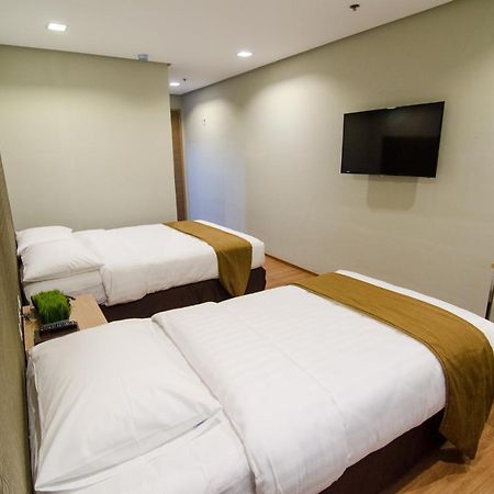 Madison Hotel Phl ايلويلو المظهر الخارجي الصورة