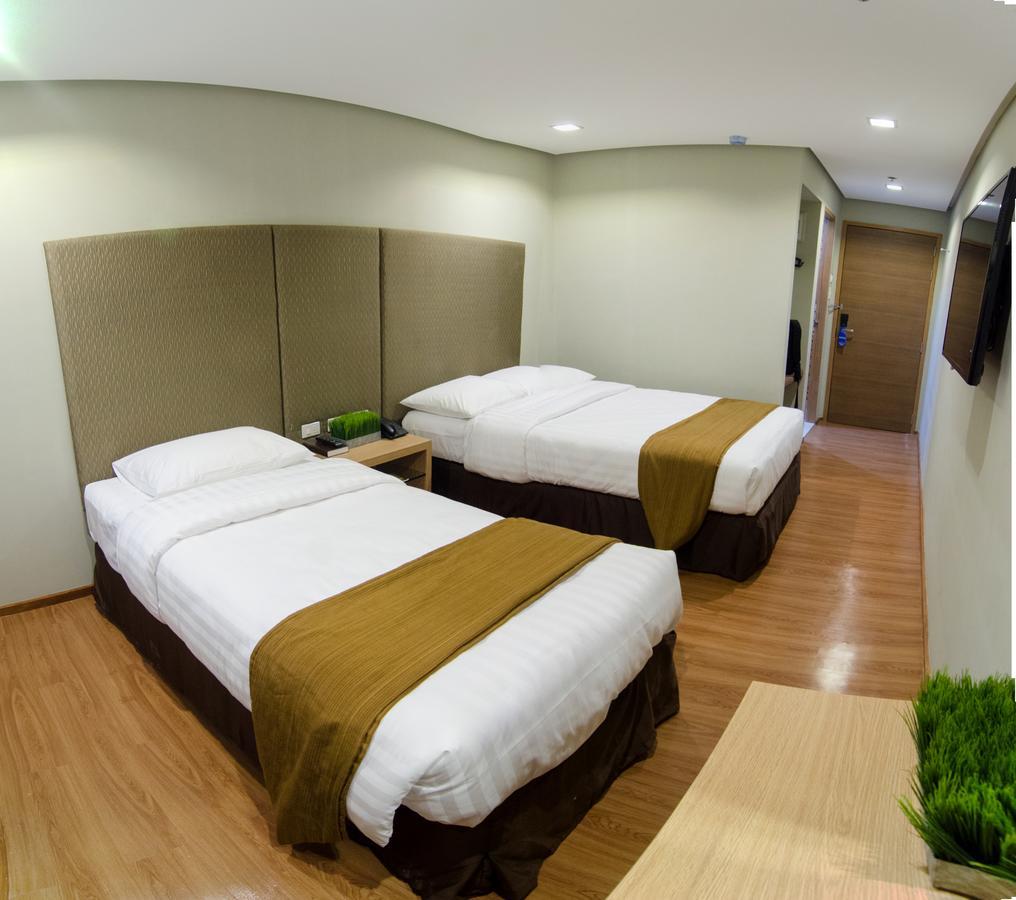 Madison Hotel Phl ايلويلو المظهر الخارجي الصورة