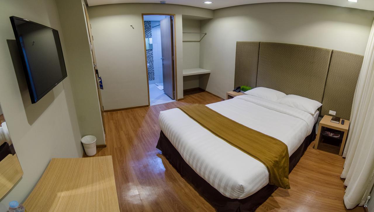 Madison Hotel Phl ايلويلو المظهر الخارجي الصورة